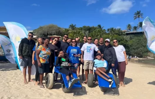 Projeto “Mar para Todos” promove banho de mar acessível em Búzios