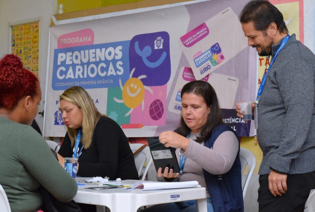 Rio inicia terceira etapa de entrega do Cartão da Primeira Infância Carioca
