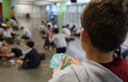 Colégio Santo Inácio ajuda o Graac com reciclagem de figurinhas da Copa