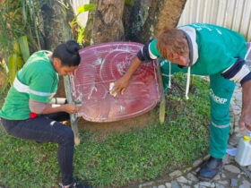 Petrópolis realiza limpeza das placas do Circuito a Pé no Centro Histórico