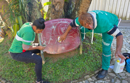 Petrópolis realiza limpeza das placas do Circuito a Pé no Centro Histórico