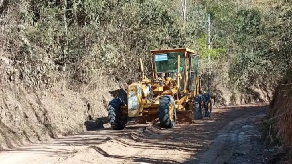 Cordeiro realiza melhorias em estradas vicinais