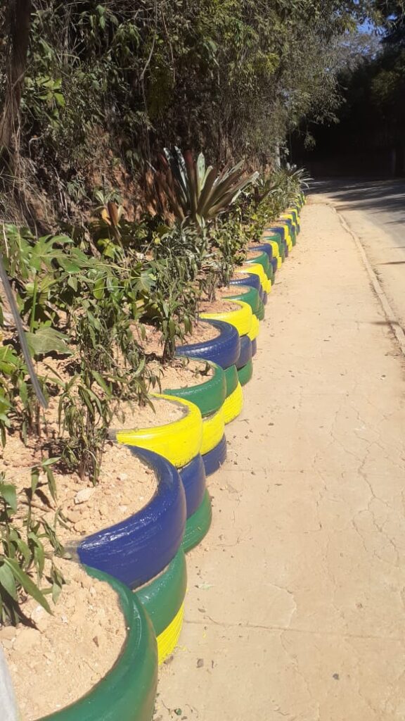 Petrópolis transforma pneus em jardins