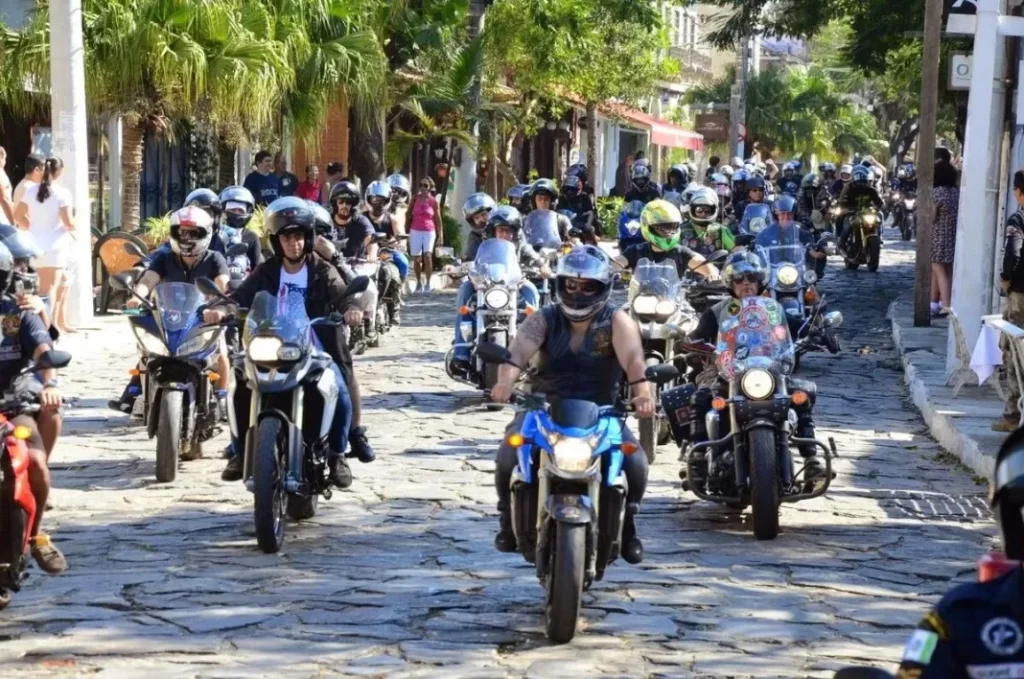 Encontro motociclístico feminino movimenta Búzios
