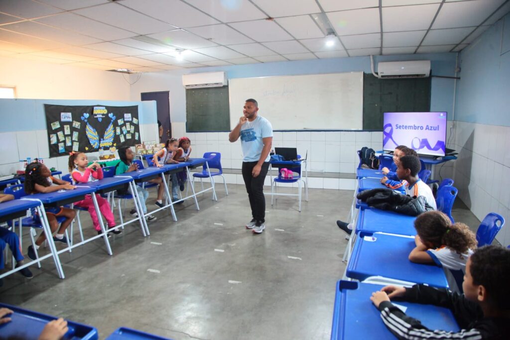 Escola de Nova Iguaçu ensina Libras a cerca de 500 alunos