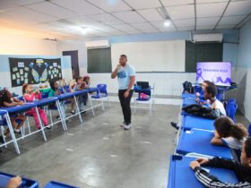 Escola de Nova Iguaçu ensina Libras a cerca de 500 alunos