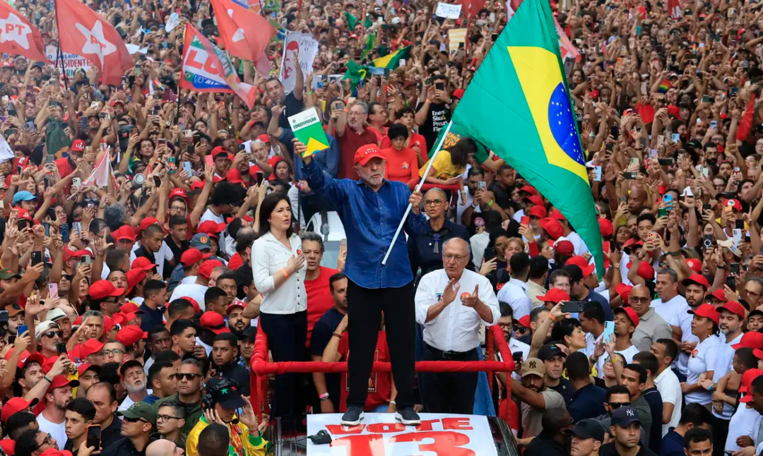 Com virada histórica, Lula é reeleito presidente