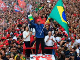 Com virada histórica, Lula é reeleito presidente