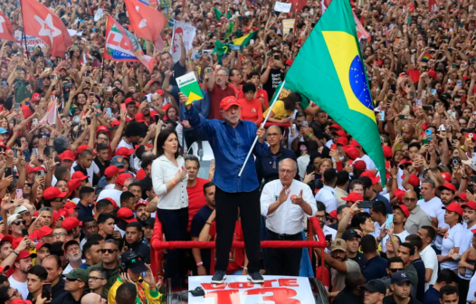 Com virada histórica, Lula é reeleito presidente